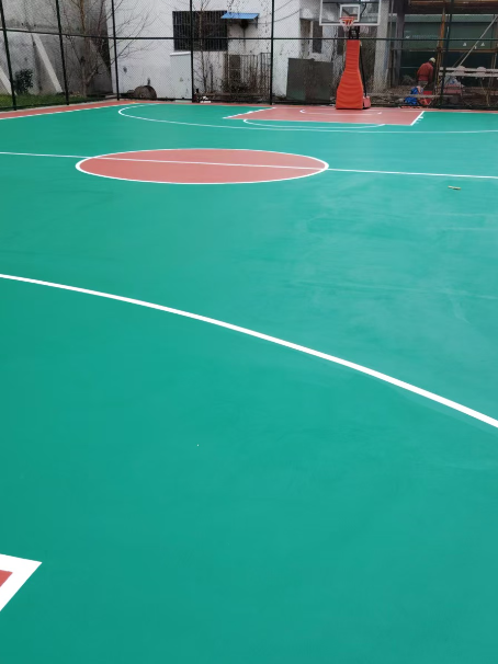 新丰 球场长期使用易出现地面开裂